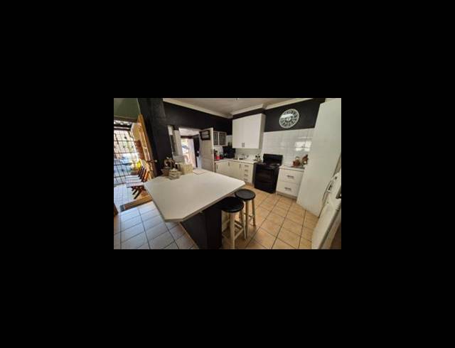 5 BEDROOM TOWNHOUSE FOR SALE IN FLORAUNA